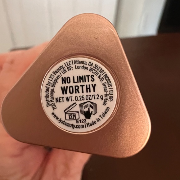 🎀 HOST PICK 🎀 LYS BEAUTY: NO LIMITS CREAM BRONZER STICK: Deep - Picture 9 of 10